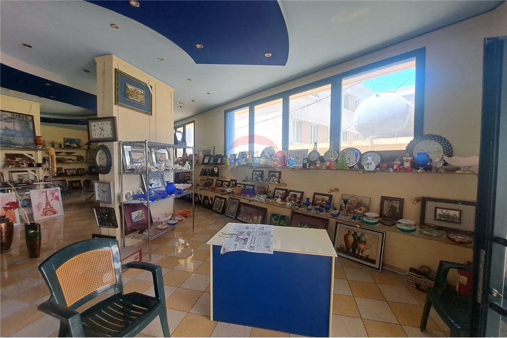 Il negozio in affitto ha una superficie totale di 249 m². (6)