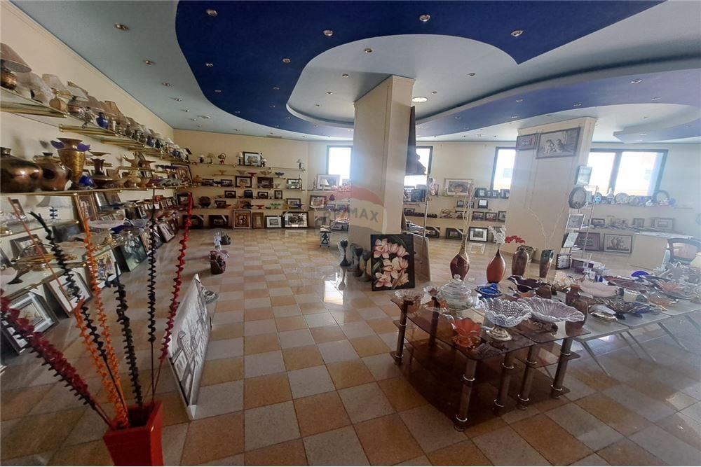 Il negozio in affitto ha una superficie totale di 249 m². (7)
