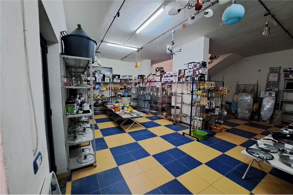 Il negozio in affitto ha una superficie totale di 249 m². (8)