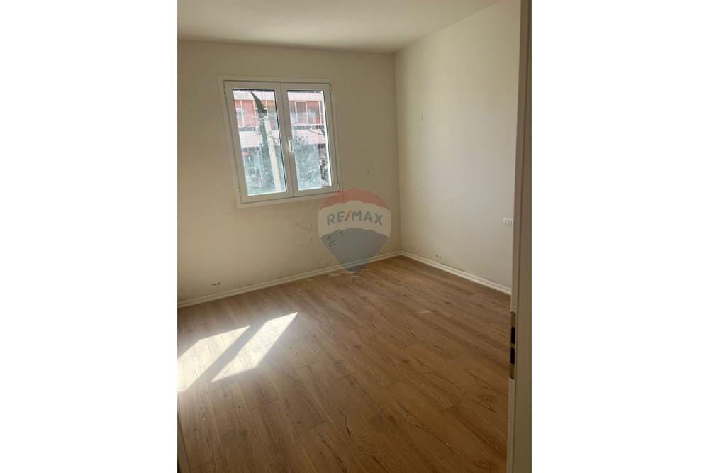 Shitet apartament 2+1 ne Yzberisht.
