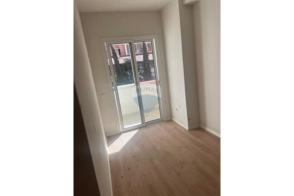 Shitet apartament 2+1 ne Yzberisht.