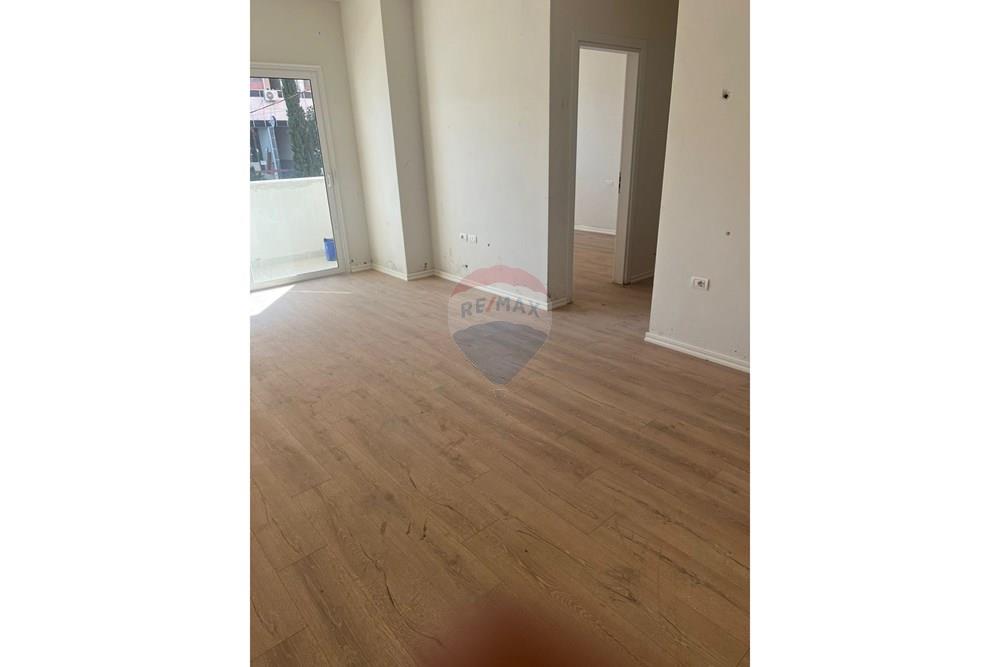 Shitet apartament 2+1 ne Yzberisht.