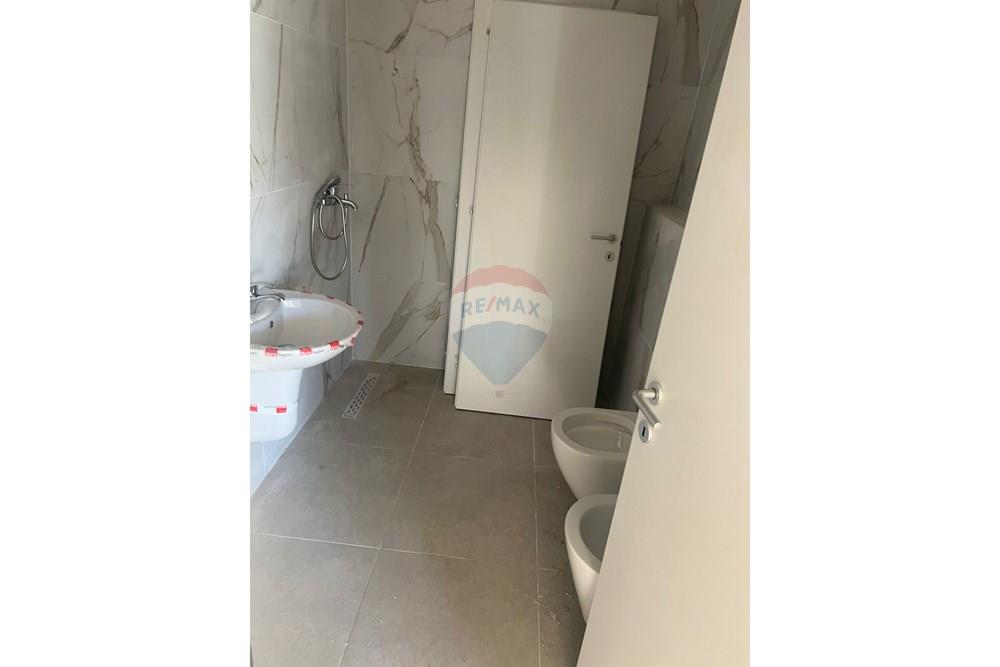 Shitet apartament 2+1 ne Yzberisht.