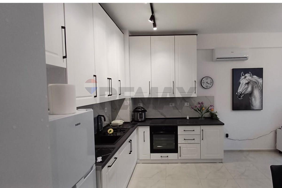 Appartamento 1+1 in affitto con garage, situato nel kompleksi oxa, in una zona tranquilla e facilmente accessibile a Tirana.