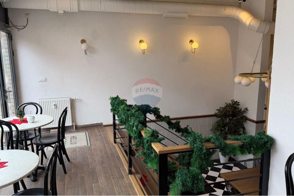Locale commerciale in vendita con una superficie di 88,6 m², situato vicino alla scuola elementare ismail qemaili, vicino al centro commerciale e in un quartiere molto frequentato.