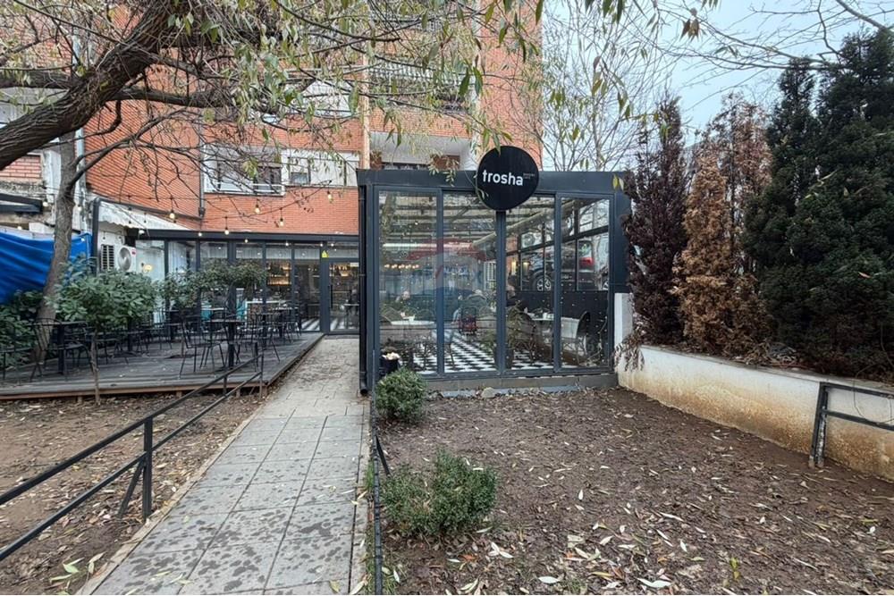 Shitet lokal komercial me sipërfaqe 88.6 m², i pozicionuar pranë shkollës fillore ismail qemaili, afër qendrës tregtare dhe në një lagje shumë të frekuentuar. (6)