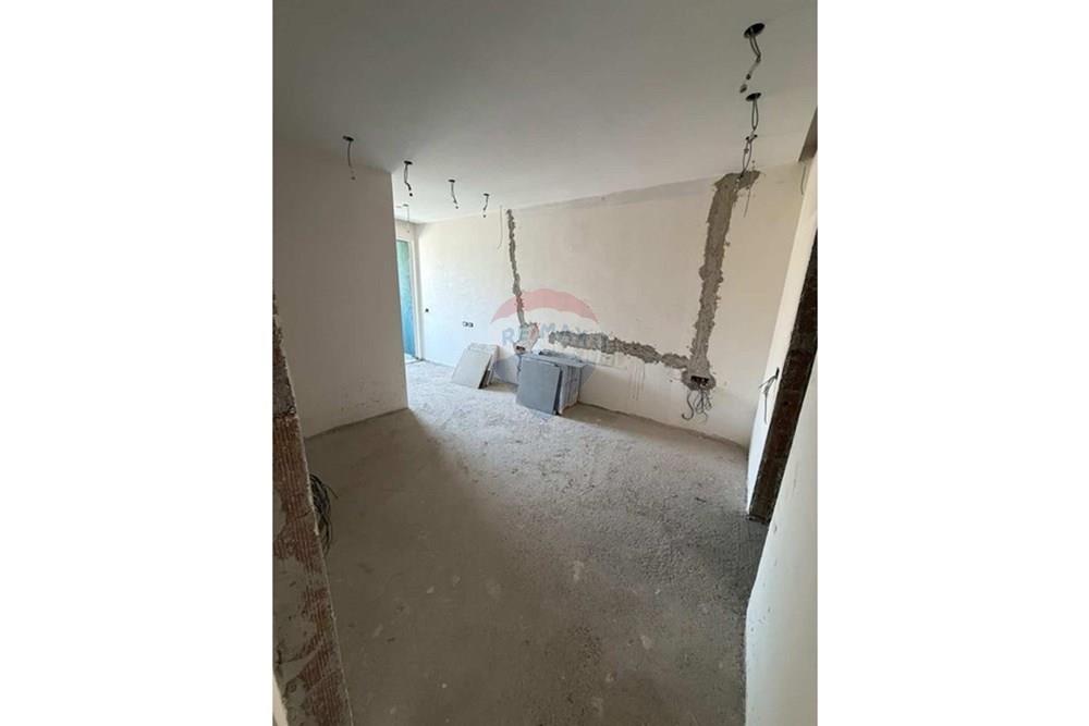 Ofrecido en venta apartamento ubicado en una de las zonas más demandadas de xhamlliku, parte de un nuevo complejo residencial.