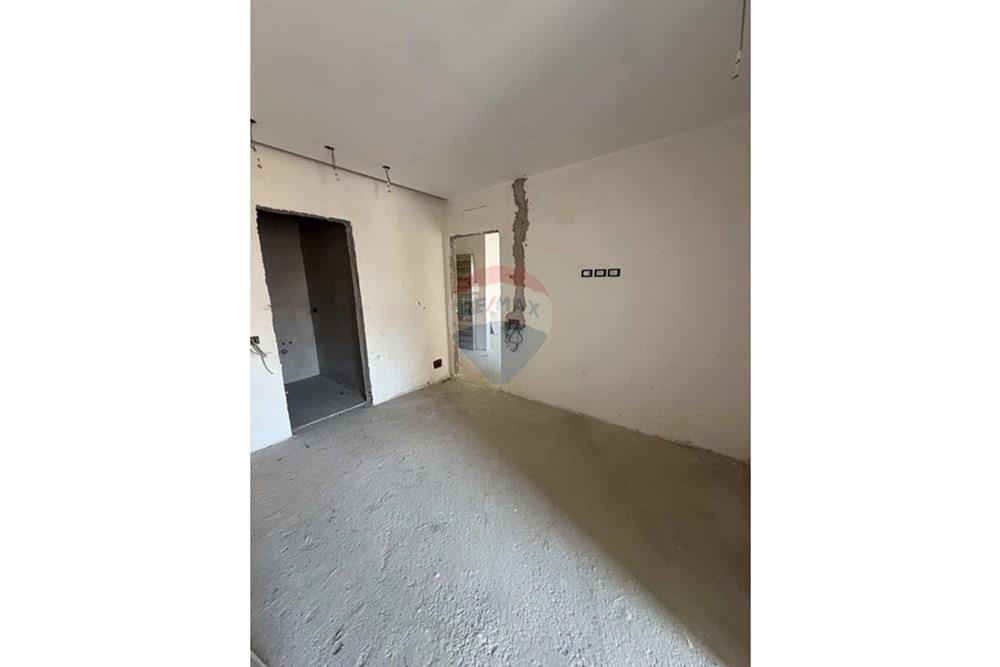 Ofrecido en venta apartamento ubicado en una de las zonas más demandadas de xhamlliku, parte de un nuevo complejo residencial.