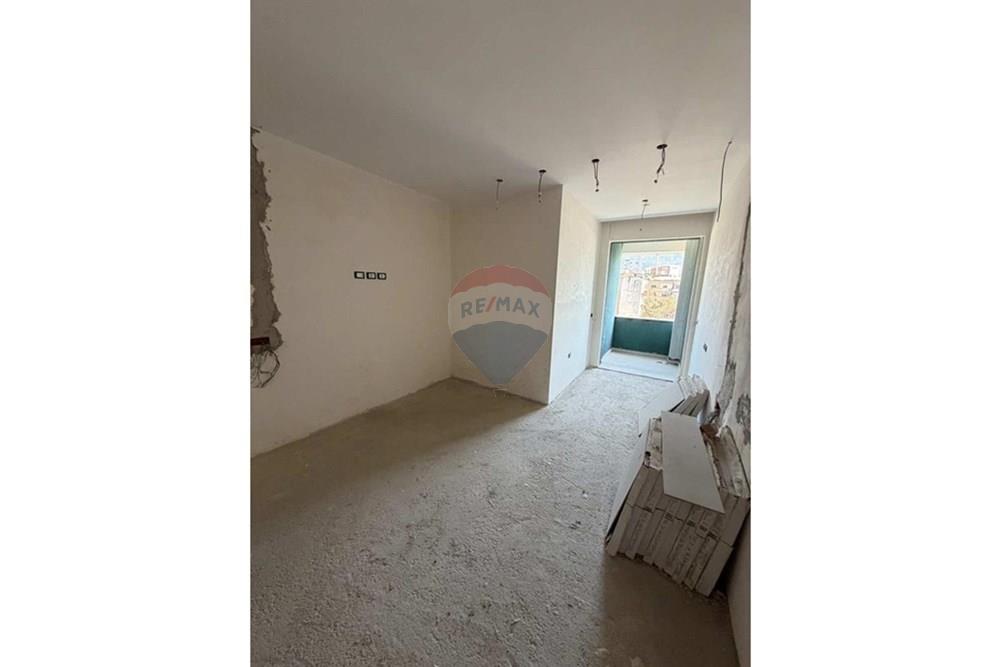Ofrecido en venta apartamento ubicado en una de las zonas más demandadas de xhamlliku, parte de un nuevo complejo residencial.