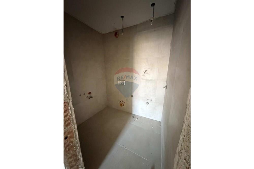 Ofrecido en venta apartamento ubicado en una de las zonas más demandadas de xhamlliku, parte de un nuevo complejo residencial.