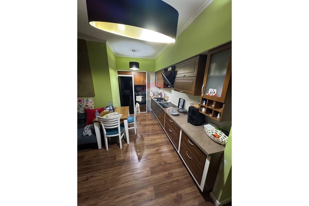 Apartamento en venta en el 6º piso con ascensor, en una de las zonas más buscadas y tranquilas de Tirana, cerca del estadio dinamo.