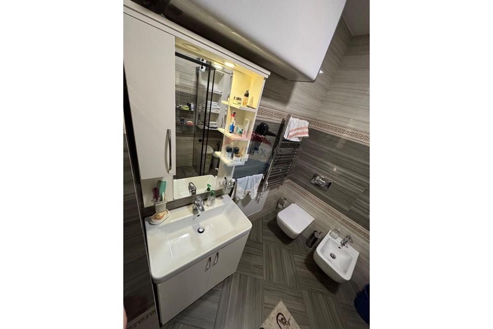 Apartamento en venta en el 6º piso con ascensor, en una de las zonas más buscadas y tranquilas de Tirana, cerca del estadio dinamo.