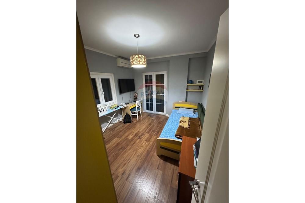 Apartamento en venta en el 6º piso con ascensor, en una de las zonas más buscadas y tranquilas de Tirana, cerca del estadio dinamo.