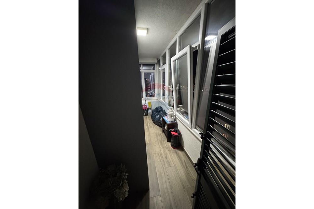 Apartamento en venta en el 6º piso con ascensor, en una de las zonas más buscadas y tranquilas de Tirana, cerca del estadio dinamo.