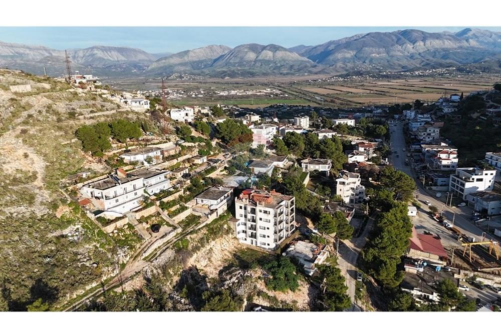 Studio à vendre à Sarandë, situé sur la route gjashtë, dans un quartier calme en développement continu de la ville.