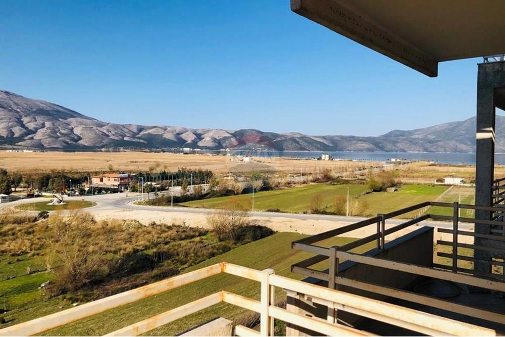 Location: In a quiet complex in orikum, on the 5th floor with sea view. (3)