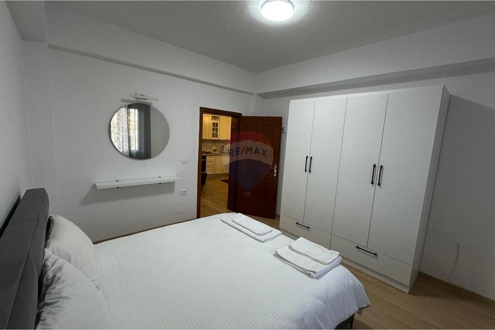 Esquina de la calle principal, frente a sheqer pikant, en la calle elbasanit, ofrecemos en alquiler un apartamento 2+1.
