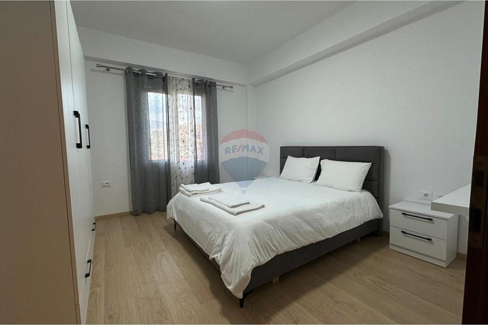 Esquina de la calle principal, frente a sheqer pikant, en la calle elbasanit, ofrecemos en alquiler un apartamento 2+1.