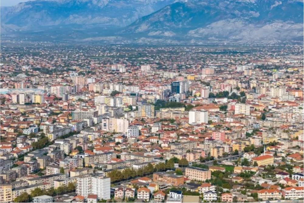 Magasin à vendre près du stade loro borici à shkoder. (2)