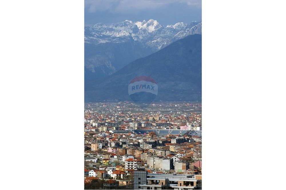 Magasin à vendre près du stade loro borici à shkoder. (6)