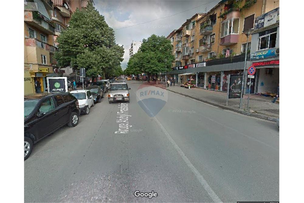Spazio commerciale in affitto, 310 metri quadrati in totale, vicino a libri universitar, organizzato in duplex.