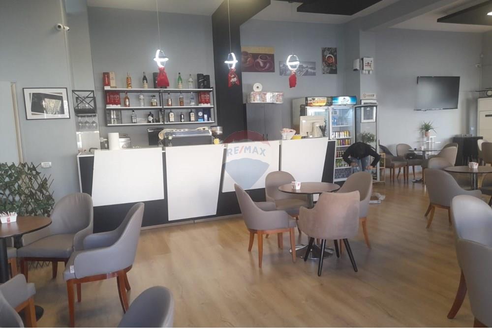 Unidad en venta con uso de bar-café en la municipalidad de parís