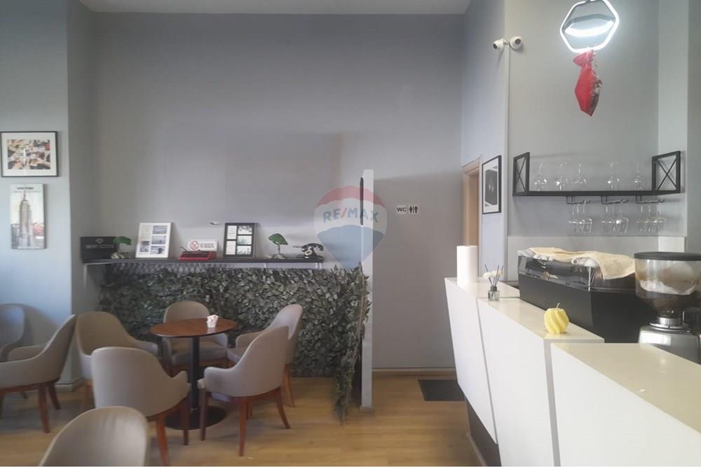 Unidad en venta con uso de bar-café en la municipalidad de parís