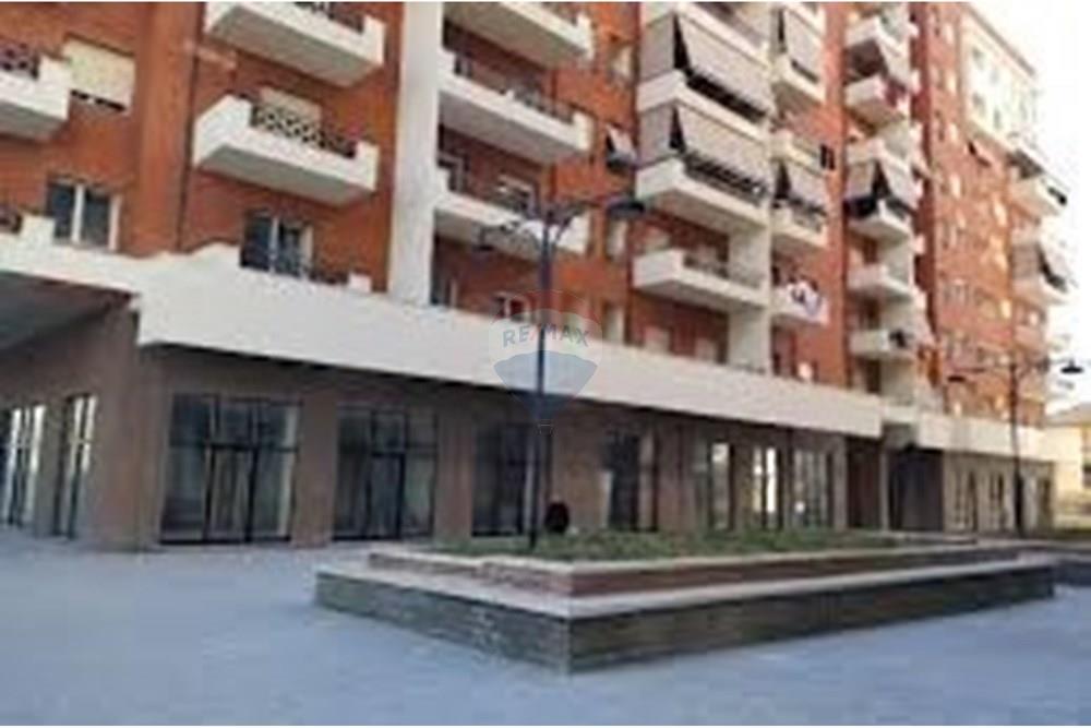 Garagem localizada no piso -1 de um dos melhores complexos da área, Tirana golden park, em frente ao hospital americano 3.