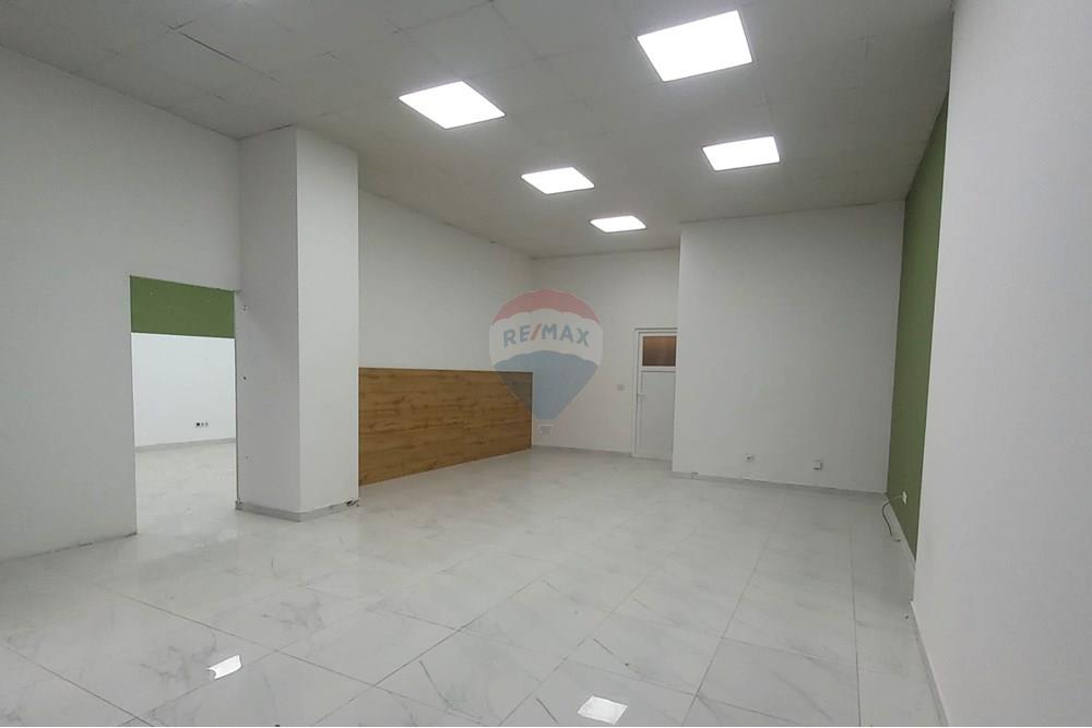Shitet lokal në Mati 1, Prishtinë. Lokali ka sipërfaqe prej 104 m² dhe është i vendosur në një nga zonat më të frekuentuara të qytetit. (2)