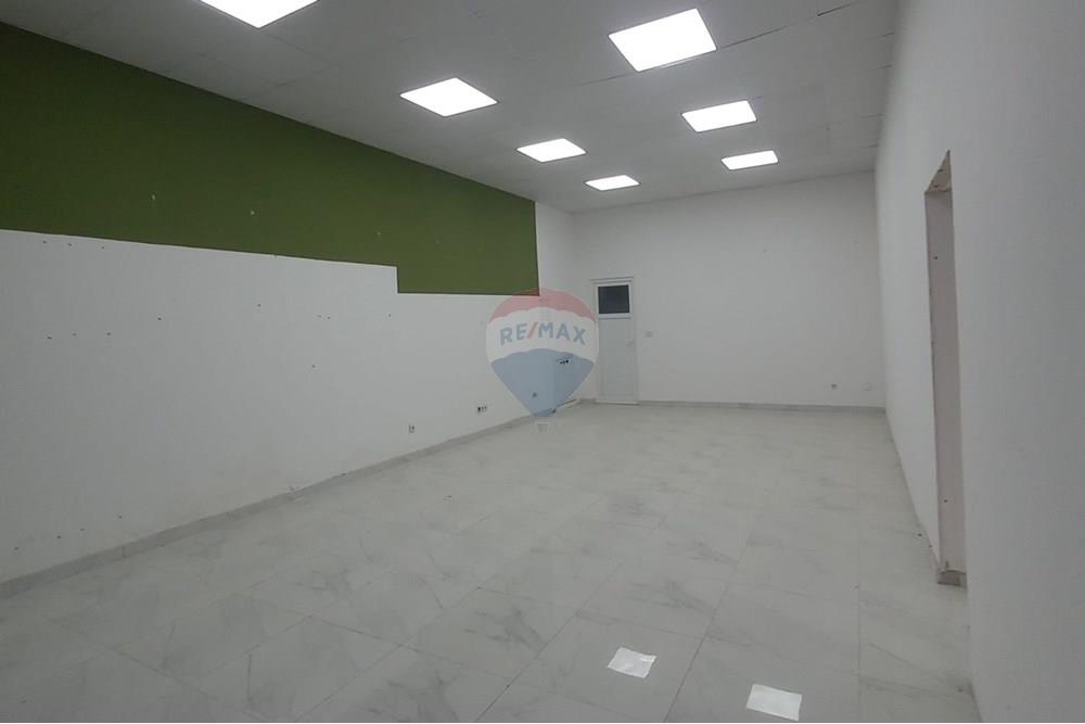 Shitet lokal në Mati 1, Prishtinë. Lokali ka sipërfaqe prej 104 m² dhe është i vendosur në një nga zonat më të frekuentuara të qytetit. (4)