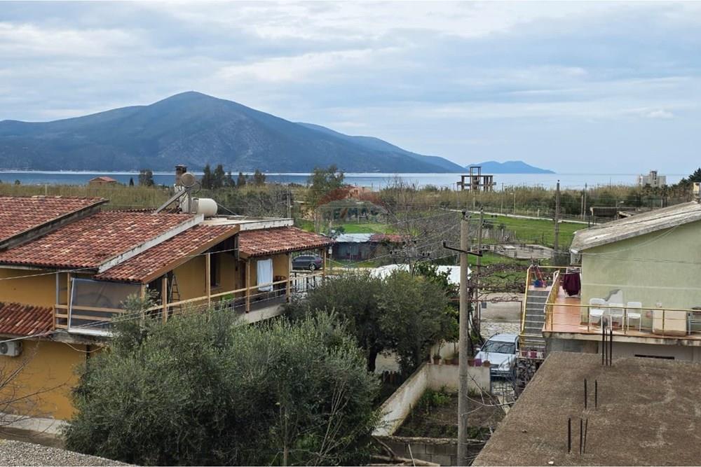 Edificio de 2 plantas en venta en orikum, a solo 400 m del mar.