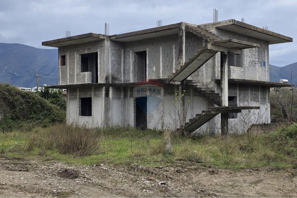 Edificio de 2 plantas en venta en orikum, a solo 400 m del mar. (2)