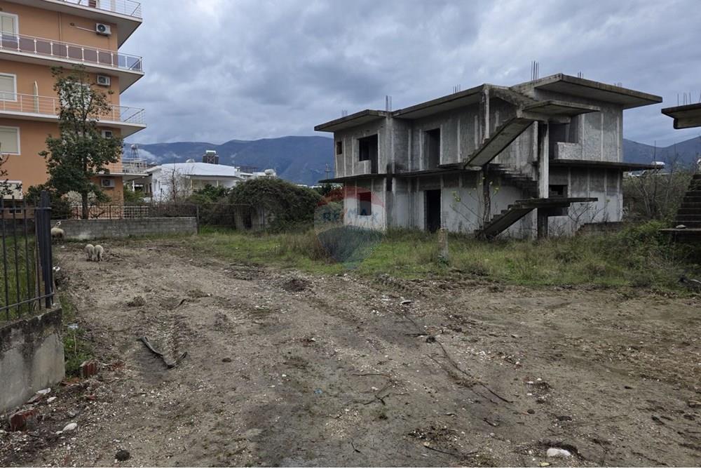 Edificio de 2 plantas en venta en orikum, a solo 400 m del mar. (3)