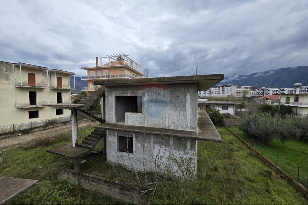 Edificio de 2 plantas en venta en orikum, a solo 400 m del mar. (4)