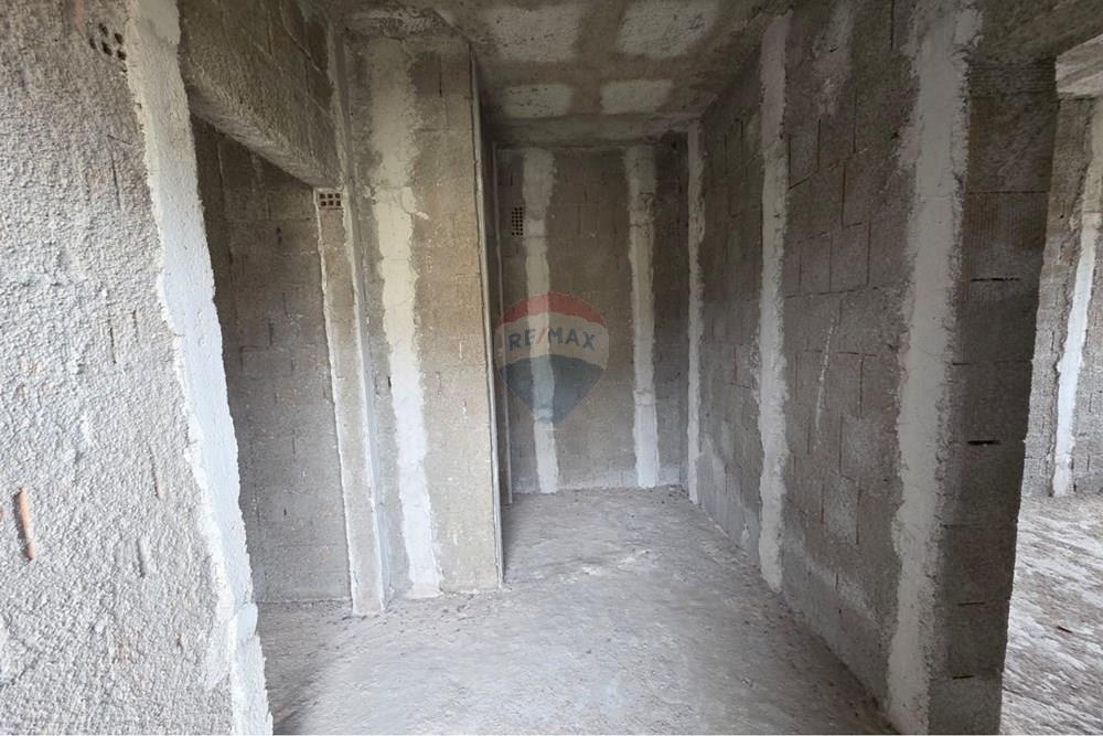 Edificio de 2 plantas en venta en orikum, a solo 400 m del mar. (5)