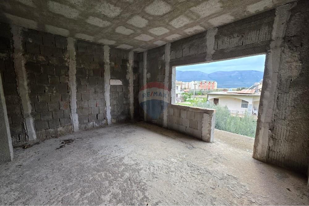 Edificio de 2 plantas en venta en orikum, a solo 400 m del mar. (6)