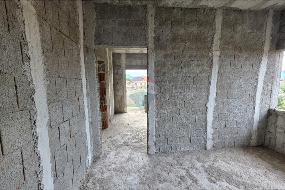 Edificio de 2 plantas en venta en orikum, a solo 400 m del mar. (7)