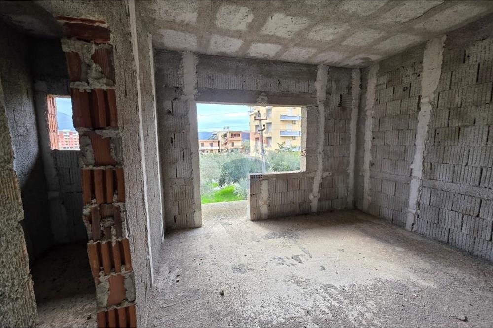 Edificio de 2 plantas en venta en orikum, a solo 400 m del mar. (8)