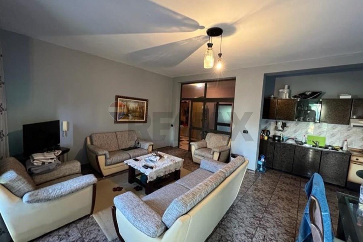 Appartement à vendre 2+1+2 salles de bain + véranda + parking près du complexe grand et de l'école mihal grameno