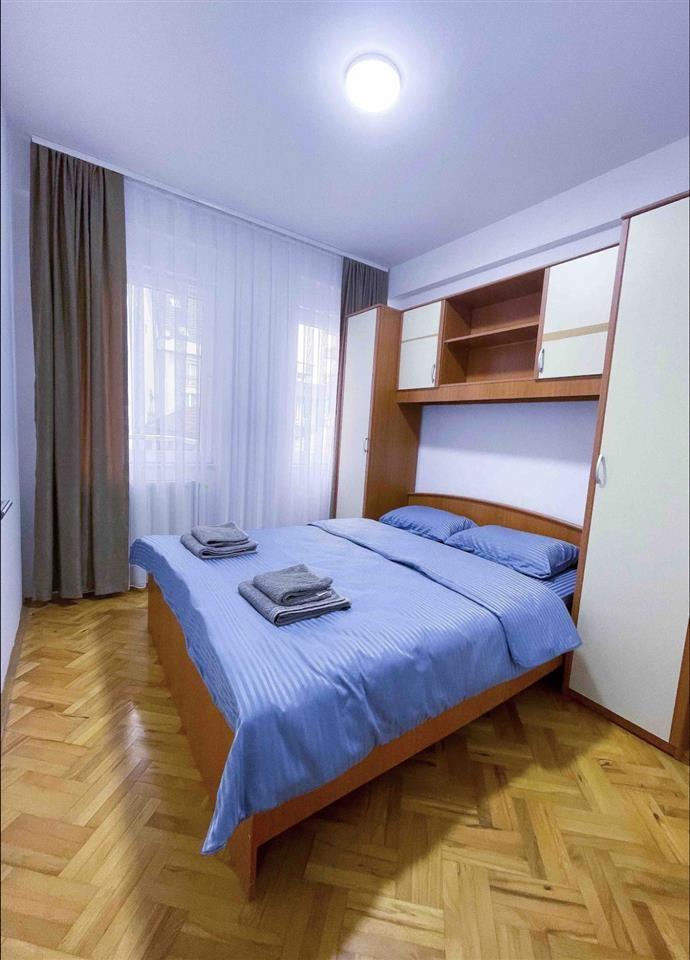 Banesë me qira 1+1 në qendër
