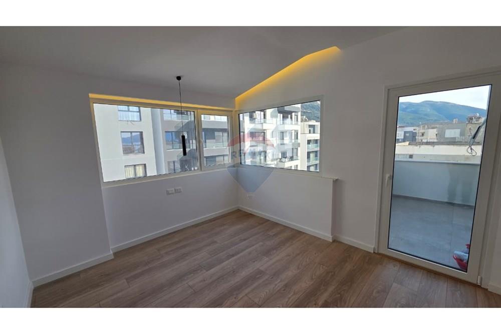 Appartement 2+1+2 à vendre lungomare, Vlorë