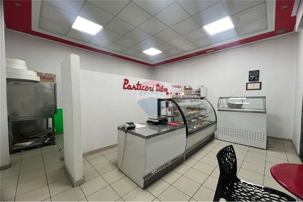 Boutique à vendre dans le quartier isa boletini, Vlorë opportunité d'investissement exceptionnelle