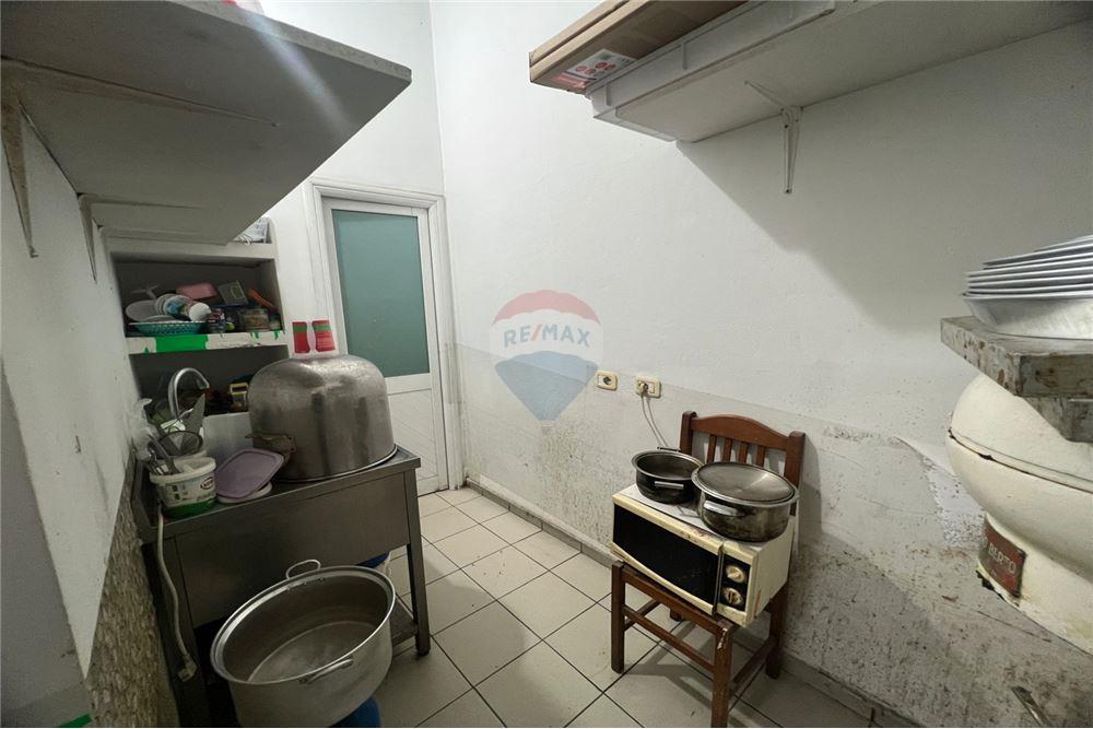 Boutique à vendre dans le quartier isa boletini, Vlorë opportunité d'investissement exceptionnelle