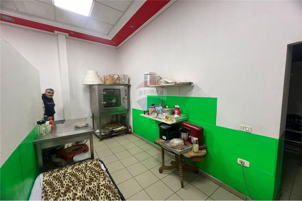Boutique à vendre dans le quartier isa boletini, Vlorë opportunité d'investissement exceptionnelle