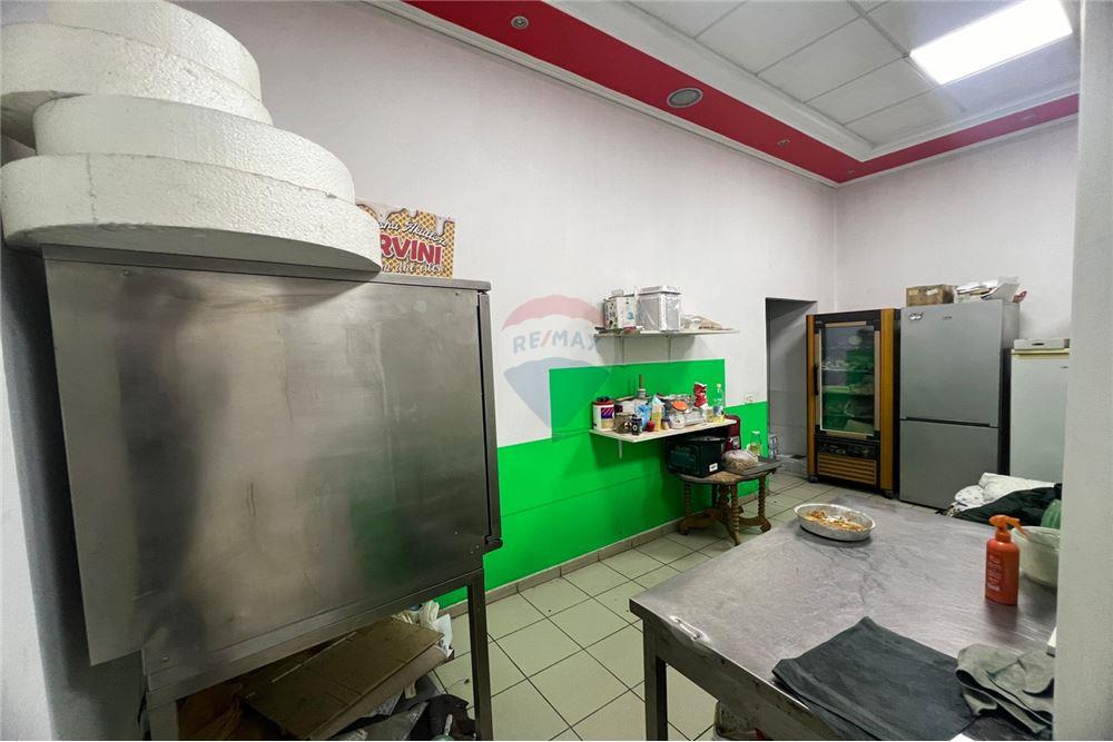 Boutique à vendre dans le quartier isa boletini, Vlorë opportunité d'investissement exceptionnelle
