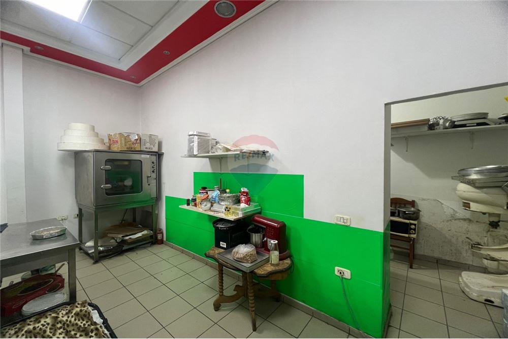 Boutique à vendre dans le quartier isa boletini, Vlorë opportunité d'investissement exceptionnelle