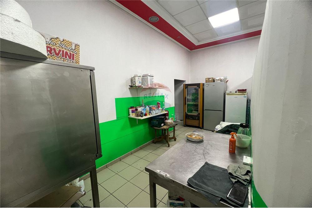 Boutique à vendre dans le quartier isa boletini, Vlorë opportunité d'investissement exceptionnelle