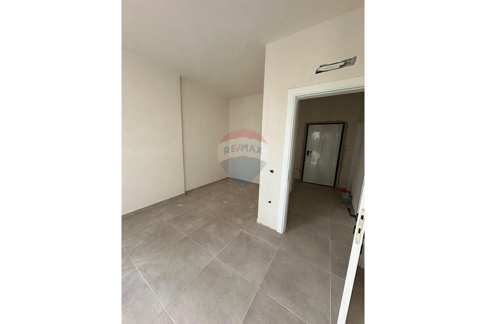 Offriamo in vendita un appartamento 2+1 con una superficie di 96,8 metri quadrati lordo e 81 metri quadrati netto. (6)