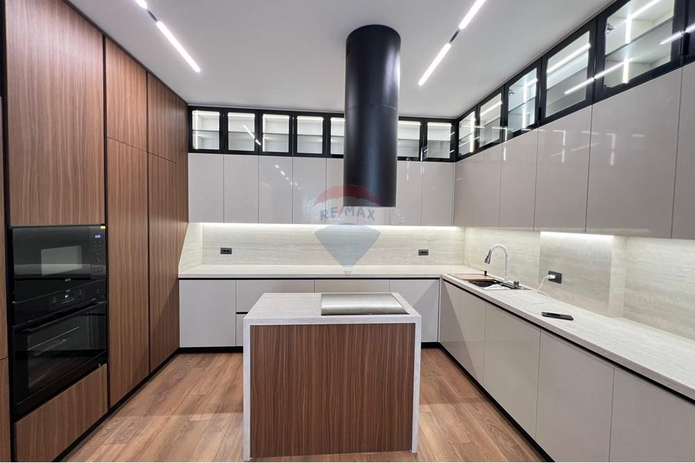 Villa angehörig im forest residence Liqeni i Thatë, Tirana
