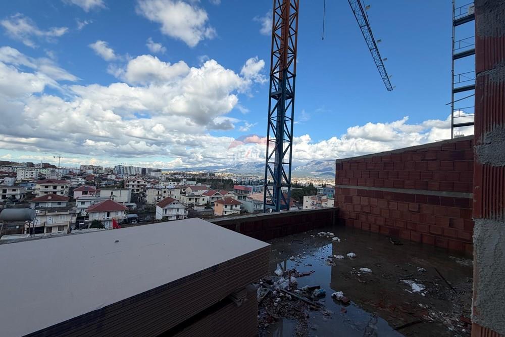 Shitet apartament 3+1 + verandë